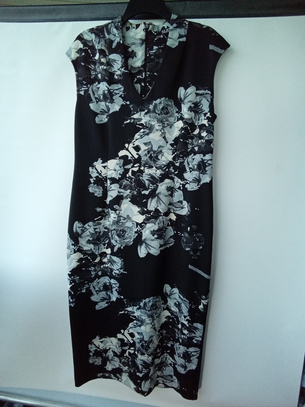 SLNY Black Floral V-Neck Sleeveless Sheath Dress Size 14